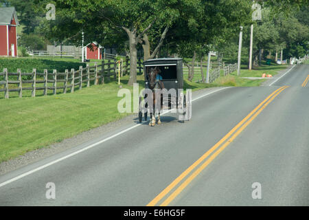 Ohio, Geauga County, Middlefield. Typical Amish horse carriage on the rural roads of Ohio. Stock Photo