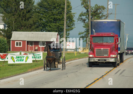 Ohio, Geauga County, Middlefield. Typical Amish horse carriage on the rural roads of Ohio. Stock Photo