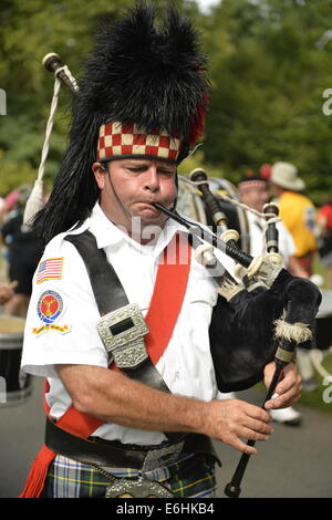Old Westbury, New York, U.S. - August 23, 2014 - Clan Gordon Highlanders Pipe Band, of Locust Valley, are marching and playing bagpipe music at the 54th Annual Long Island Scottish Festival and Highland Games, co-hosted by L. I. Scottish Clan MacDuff, at Old Westbury Gardens, has bagpipes, booths, and family entertainment. Credit:  Ann E Parry/Alamy Live News Stock Photo
