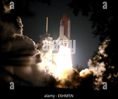 July 22, 1999 - KENNEDY SPACE CENTER, FLA-- .THE FIERY LAUNCYH OF SPACE SHUTTLE COLUMBIA LIGHTS UP THE NIGHT SKY AS ITS LIFTS OFF FROM LAUNCYH PAD 39-B ON MISSION STS93.SUPPLIED BY: K14433JKEL © Globe Photos/ZUMAPRESS.com/Alamy Live News Stock Photo