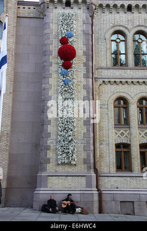 Buskers sitting by the Storting building on Karl Johans Gate in Oslo Stock Photo