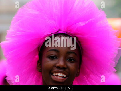 (140825) -- LONDON, Aug. 25, 2014 (Xinhua) -- A performer takes part in the parade during the Notting Hill Carnival in London, Britain, on August 24, 2014. The Notting Hill Carnival is the largest street festival in Europe and was first held in 1964 by the Afro-Caribbean community. Over the bank holiday weekend, the streets come alive to bands, colourful floats and costumed performers as members of the public flood into the area to join the celebrations. (Xinhua/Han Yan) Stock Photo