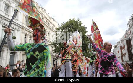 (140825) -- LONDON, Aug. 25, 2014 (Xinhua) -- Performers parade through the streets during the Notting Hill Carnival in London, Britain, on August 24, 2014. The Notting Hill Carnival is the largest street festival in Europe and was first held in 1964 by the Afro-Caribbean community. Over the bank holiday weekend, the streets come alive to bands, colourful floats and costumed performers as members of the public flood into the area to join the celebrations. (Xinhua/Han Yan) Stock Photo