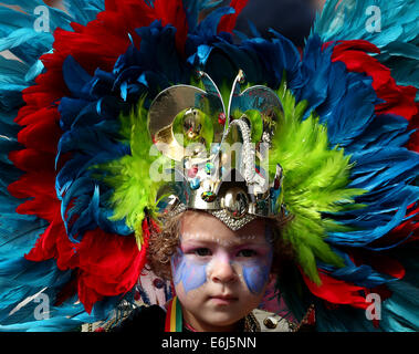 (140825) -- LONDON, Aug. 25, 2014 (Xinhua) -- A little performer parades through the streets during the Notting Hill Carnival in London, Britain, on August 24, 2014. The Notting Hill Carnival is the largest street festival in Europe and was first held in 1964 by the Afro-Caribbean community. Over the bank holiday weekend, the streets come alive to bands, colourful floats and costumed performers as members of the public flood into the area to join the celebrations. (Xinhua/Han Yan) Stock Photo