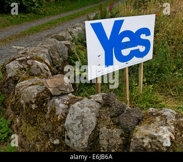 Yes to Scottish independence sign at Carlophill farm, Carlops, Scottish Borders, Scotland September 2014 Stock Photo