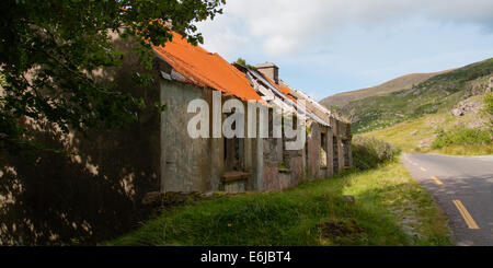Old Ruined Farmhouse By Augher Lake In The Gap Of Dunloe, Killarney, Co Kerry, Ireland Stock Photo