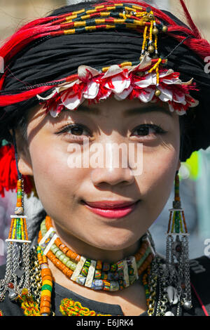 Female member of the Taiwan Contemporary Dance group, in the national costume, doing a street performance in the Royal Mile at t Stock Photo