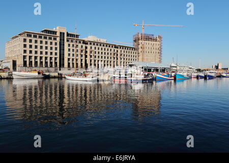 Buildings and boats on the banks of the V & A waterfront in Cape Town Stock Photo