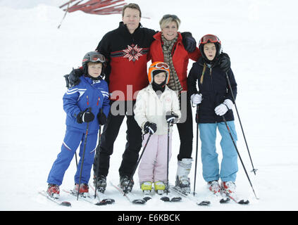 The Dutch Royal Family on their yearly wintersport vacation in Lech.  Featuring: Prince Constantijn,Princess Laurentien,Count Claus-Casimir,Countess Leonore,Countess Eloise Where: Lech, Austria When: 17 Feb 2014 Stock Photo