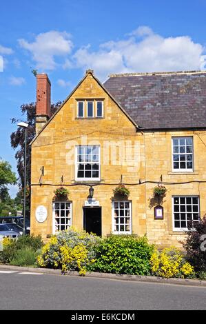 The White Hart Royal Hotel on the corner of High Street and Oxford Street, Moreton-in-Marsh, Cotswolds, Gloucestershire, England Stock Photo