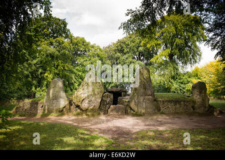 Waylands Smithy.  Neolithic long barrow and chamber tomb site at Ashbury. Oxfordshire. England Stock Photo