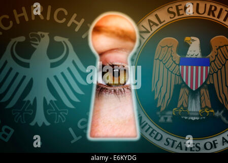 Auge blickt durch ein Schlüsselloch und Symbole von BND und NSA, Spionageaffäre Stock Photo
