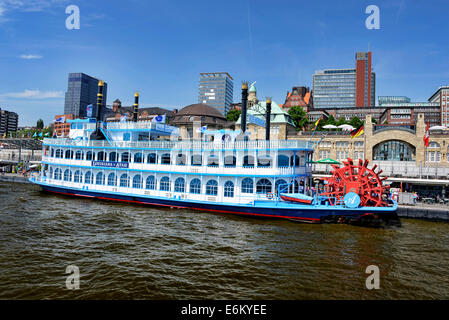 St. Pauli Landungsbrücken und Raddampfer Louisiana Star in Hamburg, Deutschland, Europa Stock Photo