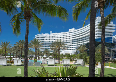 PALM TREES FONTAINEBLEAU HOTEL (©MORRIS LAPIDUS 1954) MIAMI BEACH FLORIDA USA Stock Photo