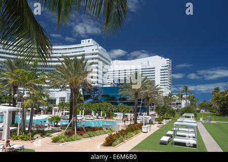 POOLSIDE LOUNGERS FONTAINEBLEAU HOTEL (©MORRIS LAPIDUS 1954) MIAMI BEACH FLORIDA USA Stock Photo