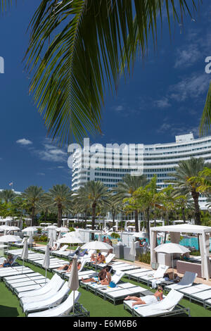 POOLSIDE LOUNGERS FONTAINEBLEAU HOTEL (©MORRIS LAPIDUS 1954) MIAMI BEACH FLORIDA USA Stock Photo