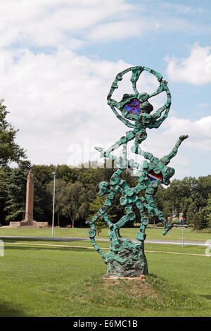 'Til We Meet Again' sculpture outside the Hartenstein hotel, Airborne Museum in Oosterbeek, near Arnhem, Netherlands. Stock Photo