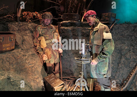 Display showing British Airborne mortar team in the Airborne Museum, the Hartenstein, Oosterbeek, Netherlands. Stock Photo