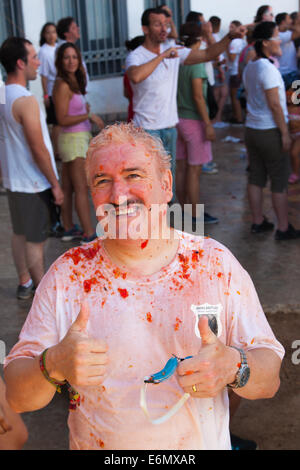 Bunol, Valencia, Spain. 27th August, 2014. A 20,000+ crowd, gathered from all over the world celebrates La Tomatina, Bunol's famous tomato throwing festival. The steets run red as around 40 metric tons of tomatos are thrown in one of the world's biggest food fights Credit:  James Wibberley/Alamy Live News Stock Photo