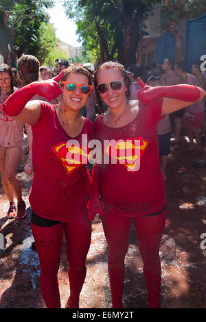 Bunol, Valencia, Spain. 27th August, 2014. A 20,000+ crowd, gathered from all over the world celebrates La Tomatina, Bunol's famous tomato throwing festival. The steets run red as around 40 metric tons of tomatos are thrown in one of the world's biggest food fights Credit:  James Wibberley/Alamy Live News Stock Photo