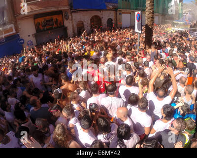 Bunol, Valencia, Spain. 27th August, 2014. A 20,000+ crowd, gathered from all over the world celebrates La Tomatina, Bunol's famous tomato throwing festival. The steets run red as around 40 metric tons of tomatos are thrown in one of the world's biggest food fights Credit:  James Wibberley/Alamy Live News Stock Photo