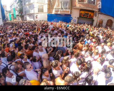 Bunol, Valencia, Spain. 27th August, 2014. A 20,000+ crowd, gathered from all over the world celebrates La Tomatina, Bunol's famous tomato throwing festival. The steets run red as around 40 metric tons of tomatos are thrown in one of the world's biggest food fights Credit:  James Wibberley/Alamy Live News Stock Photo