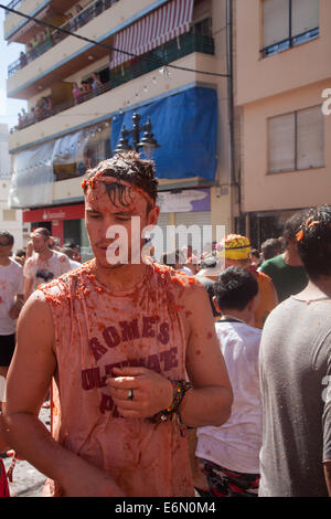 Bunol, Valencia, Spain. 27th August, 2014. A 20,000+ crowd, gathered from all over the world celebrates La Tomatina, Bunol's famous tomato throwing festival. The steets run red as around 40 metric tons of tomatos are thrown in one of the world's biggest food fights Credit:  James Wibberley/Alamy Live News Stock Photo