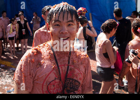 Bunol, Valencia, Spain. 27th August, 2014. A 20,000+ crowd, gathered from all over the world celebrates La Tomatina, Bunol's famous tomato throwing festival. The steets run red as around 40 metric tons of tomatos are thrown in one of the world's biggest food fights Credit:  James Wibberley/Alamy Live News Stock Photo