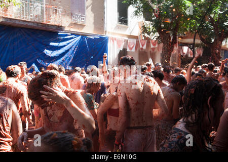 Bunol, Valencia, Spain. 27th August, 2014. A 20,000+ crowd, gathered from all over the world celebrates La Tomatina, Bunol's famous tomato throwing festival. The steets run red as around 40 metric tons of tomatos are thrown in one of the world's biggest food fights Credit:  James Wibberley/Alamy Live News Stock Photo