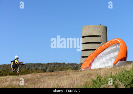 Waiting for the right wind conditions to take off. Paragliding in Guernsey, Channel Islands, GB Stock Photo