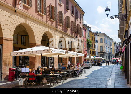 Dolcevita restaurant on Strada Farini in the historic city centre, Parma, Emilia Romagna, Italy