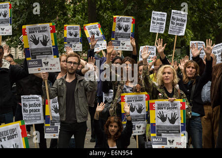 London, UK. 27th August, 2014. ‘Hands Up Don’t Shoot!’ protesters and supporters from Stand Up To Racism protest outside the US Embassy in London in solidarity for the recent death of Michael Brown. On August 9, 2014, Michael Brown Jr., an 18-year-old African American man, was fatally shot by 28-year-old white Ferguson police officer Darren Wilson in the city of Ferguson, Missouri, US. Credit: Guy Corbishley/Alamy Live News Stock Photo