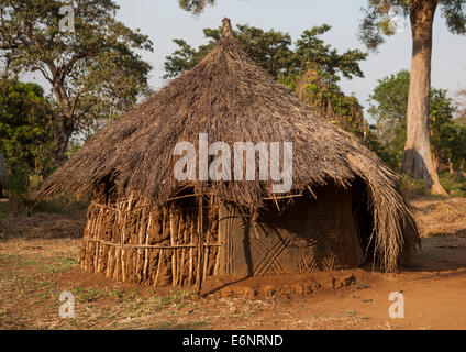 Anuak Traditional Hut In Abobo, The Former Anuak King Village, Gambela Region, Ethiopia Stock Photo