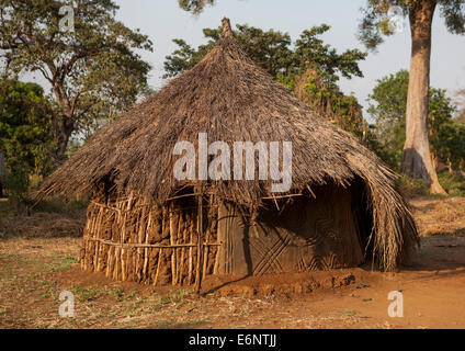 Anuak Traditional Hut In Abobo, The Former Anuak King Village, Gambela Region, Ethiopia Stock Photo