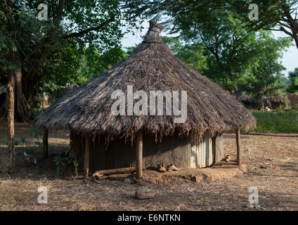 Anuak Traditional Hut In Abobo, The Former Anuak King Village, Gambela Region, Ethiopia Stock Photo