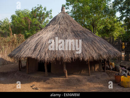 Anuak Traditional Hut In Abobo, The Former Anuak King Village, Gambela Region, Ethiopia Stock Photo