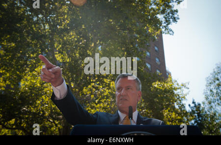 Manhattan, New York, USA. 27th Aug, 2014. Mayor BILL DE BLASIO discusses steps to make NYCHA developments safer, Lincoln Houses, August, 27, 2014. Credit:  Bryan Smith/ZUMA Wire/Alamy Live News Stock Photo