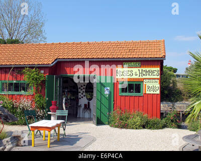 (FILE) - An archive picture, dated 29 August 2013, shows a fishing hut named 'Muses et hommes' on the Ile d'Oléron, France, 29 August 2013. Photo: Sabine Glaubitz/dpa Stock Photo