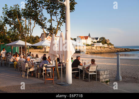 Customers eating at an outside restaurant on the promenade at Conche de Saint Palais near Royan. Stock Photo