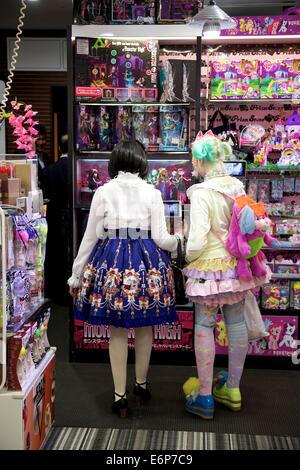 Ragazza giapponese in negozio con anime pin, negozio di vendita manga  merchandise e e gadget nel centro commerciale in Ikebukuro zona di Tokyo,  Giappone, Asia Foto stock - Alamy