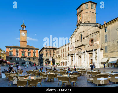 Cafe in front of the Duomo, Piazza Prampolini, Reggio Emila (Reggio nell'Emilia), Emilia Romagna, Italy Stock Photo
