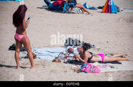 Young women smoke their hookah on the beach at Coney Island in Brooklyn in New York Stock Photo