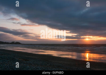 Elk203-4640 Canada, British Columbia, Haida Gwaii, Masset Tow Hill, Agate Beach at sunset Stock Photo