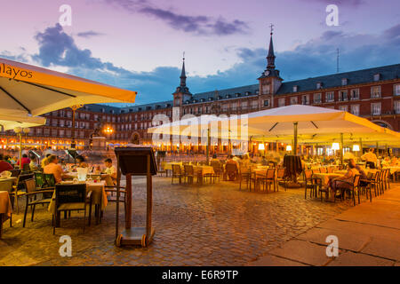 Outdoor bar restaurant at dusk, Plaza Mayor, Madrid, Comunidad de Madrid, Spain Stock Photo