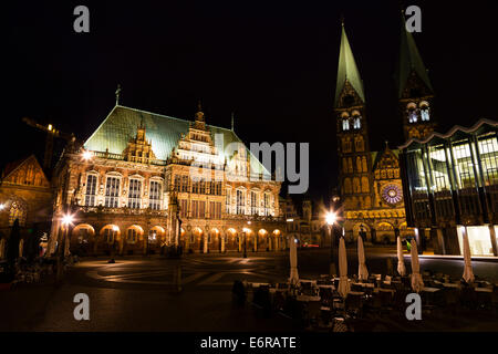 Night veiw of the Markt, Bremen showing the Rathaus and the Dom of St Petri. Stock Photo