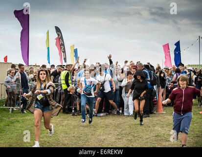 Stow Maries, UK. 29th August 2014. Excited festivalgoers entering the Brownstock festival. The Brownstock Festival celebrates it's 10th anniversary. Credit:  Gordon Scammell/Alamy Live News Stock Photo