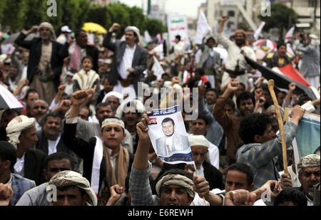 Sanaa, Yemen. 29th Aug, 2014. Yemeni anti-government protesters shout slogans during a mass rally in Sanaa, Yemen, on Aug. 29, 2014. Hundreds of thousands of pro- and anti-government Yemenis staged demonstrations across the country on Friday, as fresh crisis triggered by steep fuel price hike escalates in the impoverished country. Credit:  Mohammed Mohammed/Xinhua/Alamy Live News Stock Photo