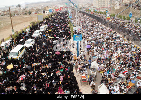 Sanaa, Yemen. 29th Aug, 2014. Yemeni pro-government protesters rally in Sanaa, Yemen, on Aug. 29, 2014. Hundreds of thousands of pro- and anti-government Yemenis staged demonstrations across the country on Friday, as fresh crisis triggered by steep fuel price hike escalates in the impoverished country. Credit:  Mohammed Mohammed/Xinhua/Alamy Live News Stock Photo