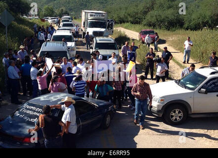 (140830) -- SONORA, Aug. 30, 2014 (Xinhua) -- Image taken on Aug. 27, 2014, of people taking part in a protest for the lack of drinking water supplies after a toxic spill in the Sonora River, in Mazocahui, Sonora, Mexico. According to the Federal Government, on Aug. 6, 2014, the largest environmental disaster in the mining industry in Mexico was recorded, when 40,000 cubic meters of copper sulfate were spilled into a damm of the miner property of Grupo Mexico, contaminating parts of the Tinajas creek, the Bacanuchi River and the Sonora River. According to a dictum of the Federal Government, th Stock Photo