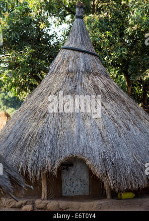 Anuak Traditional Hut In Abobo, The Former Anuak King Village, Gambela Region, Ethiopia Stock Photo